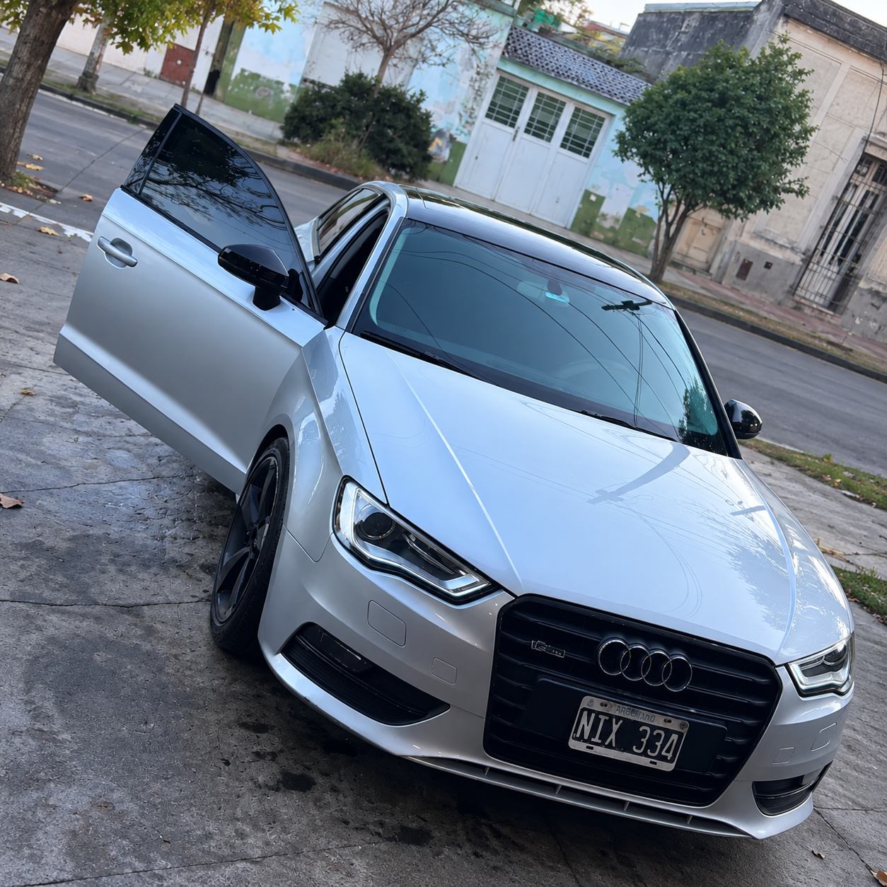 Audi blanco con cristales polarizados