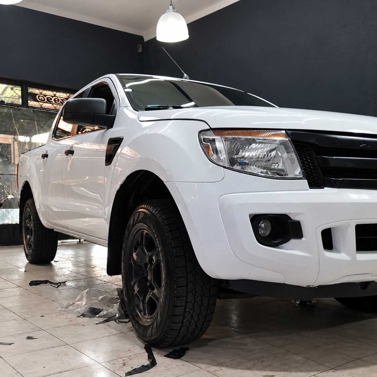 Camioneta blanca terminada en el taller