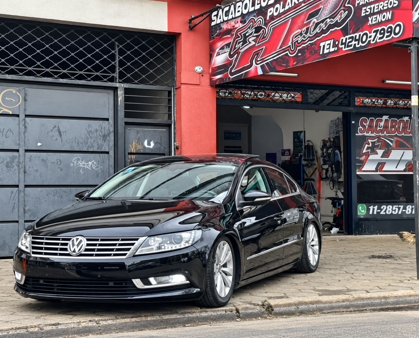 Volkswagen negro frente al taller HP Film