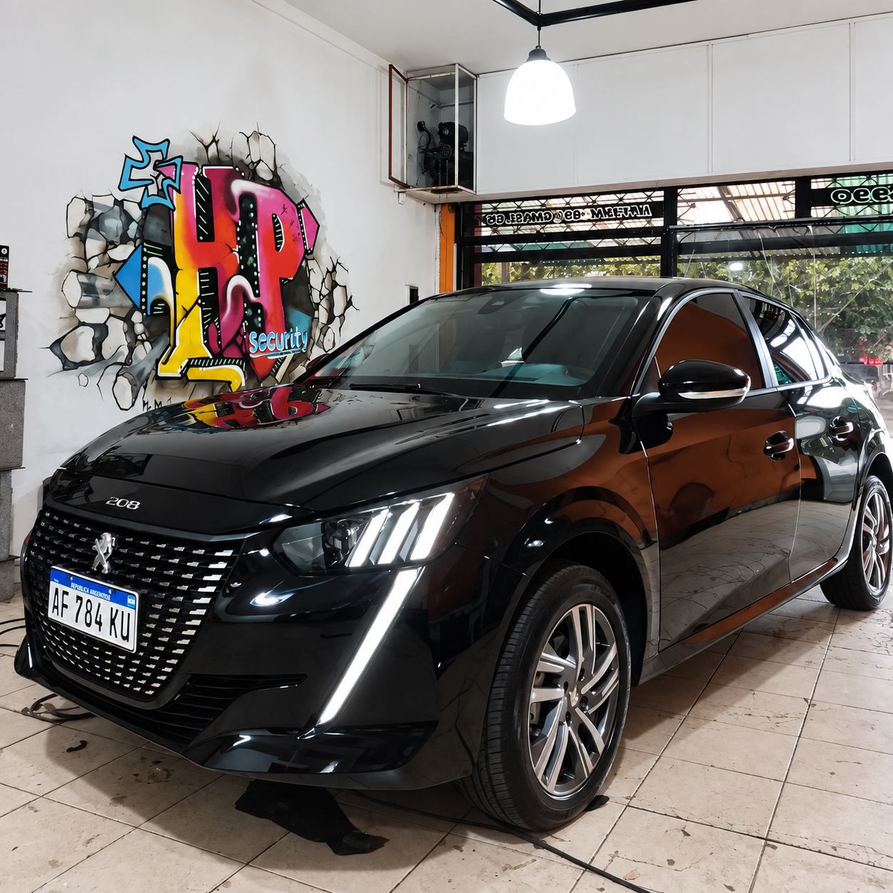 Peugeot negro con polarizado terminado