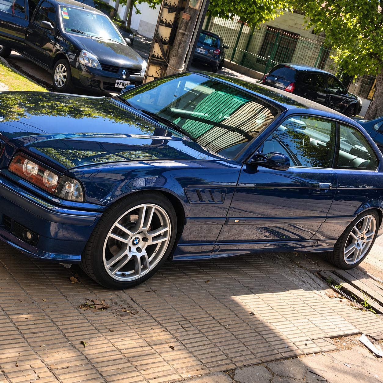 BMW azul con cristales polarizados